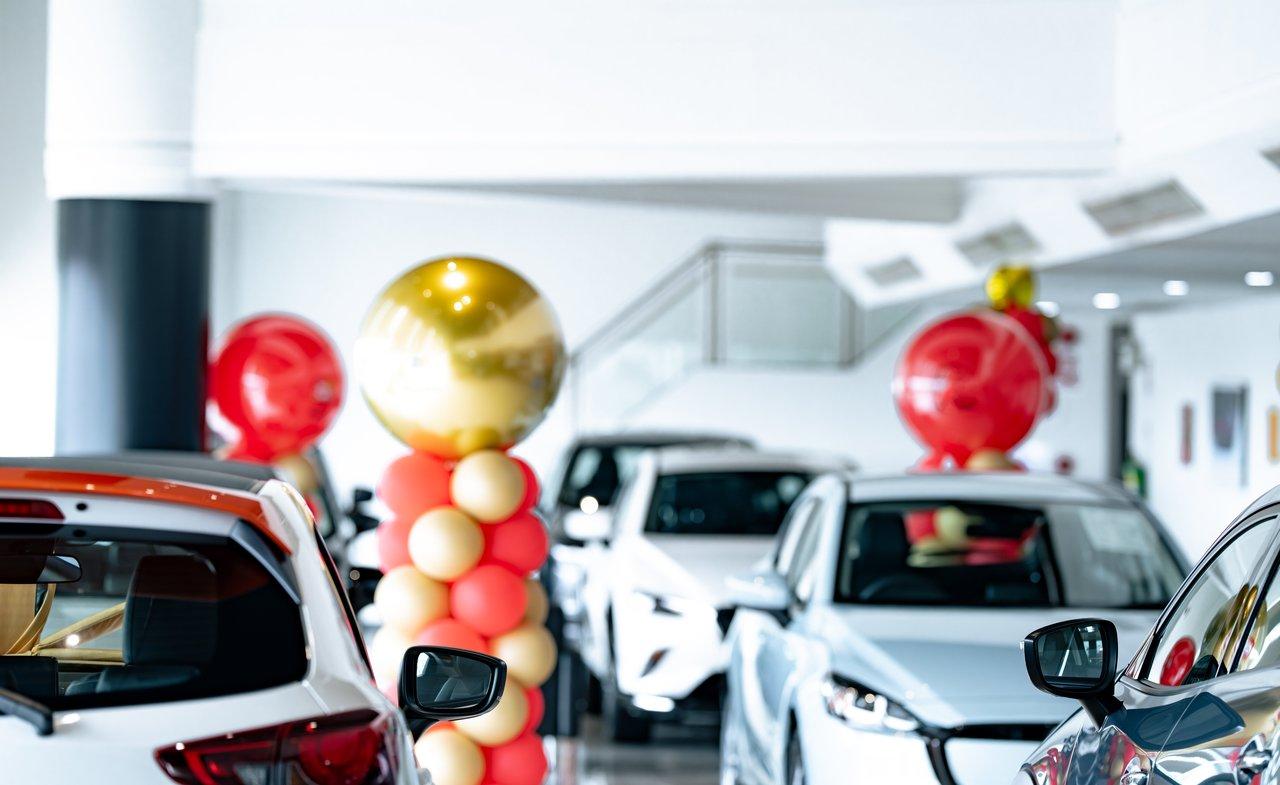 Nuée de modèles électriques européens exposés en showroom, reflet des innovations attendues pour le Mondial 2025.