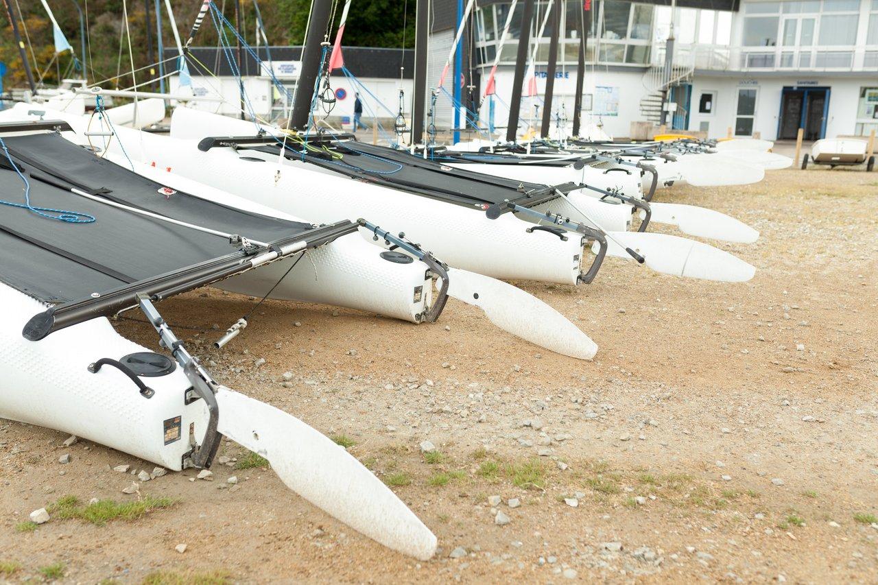 Organisateurs de rangement pour bateau, optimisant l'espace réduit à bord des catamarans à Morgat.