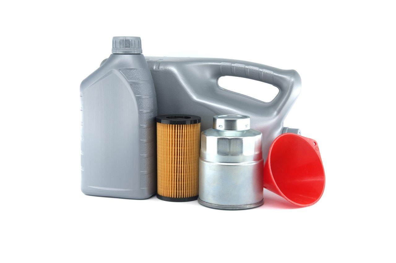 Outils et filtres automobiles préparés pour le contrôle et le changement des filtres de voiture.