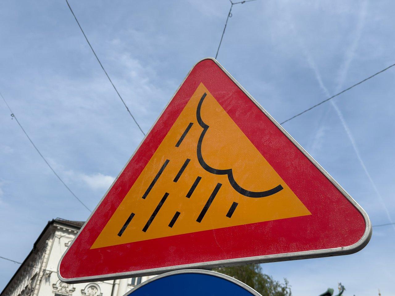 Panneau de signalisation routière indiquant une canicule sur l'autoroute lors d'une vague de chaleur estivale.