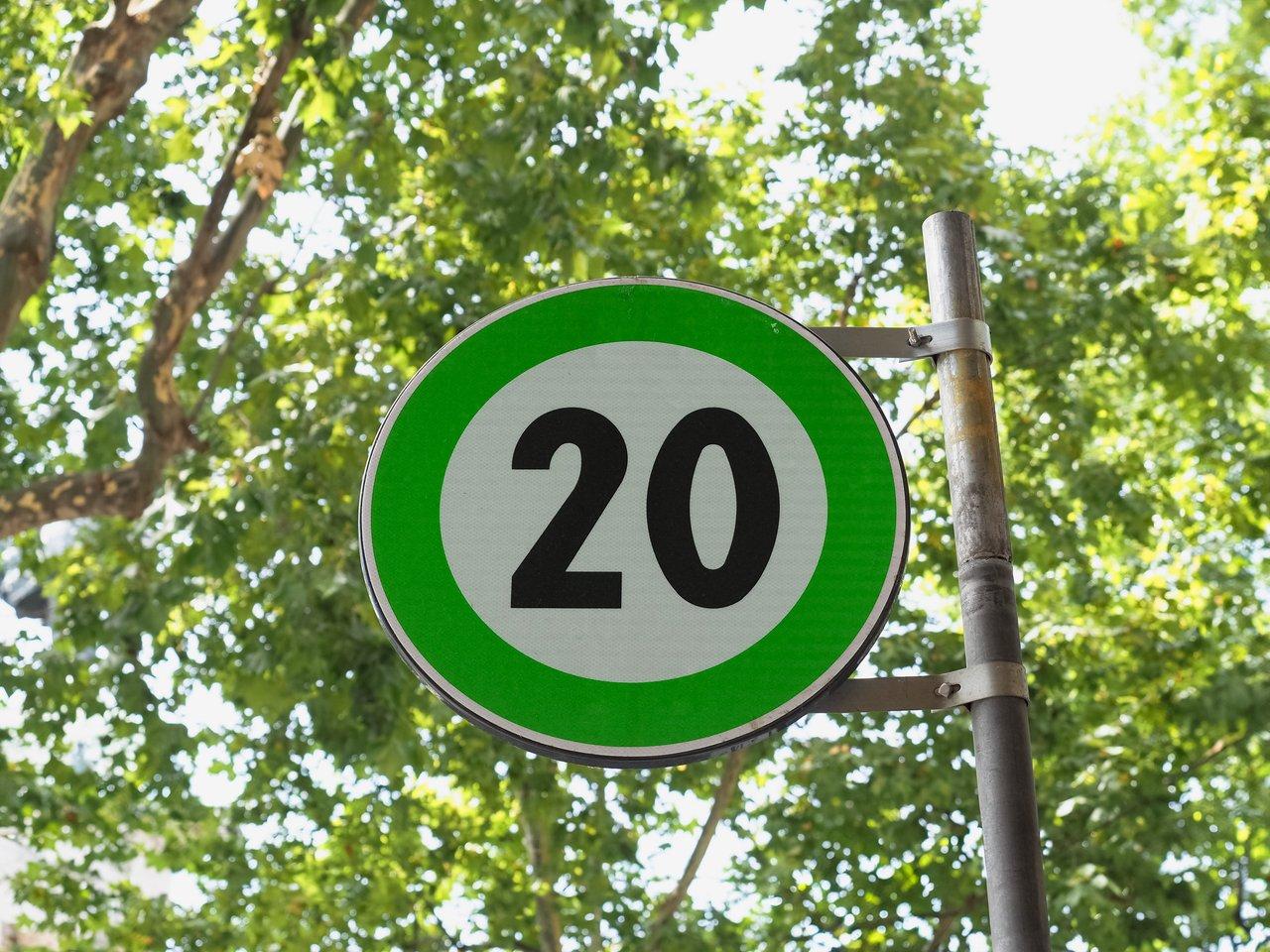 Panneau de zone 30 km/h en centre-ville, illustrant une urban low speed zone pour favoriser la sécurité.