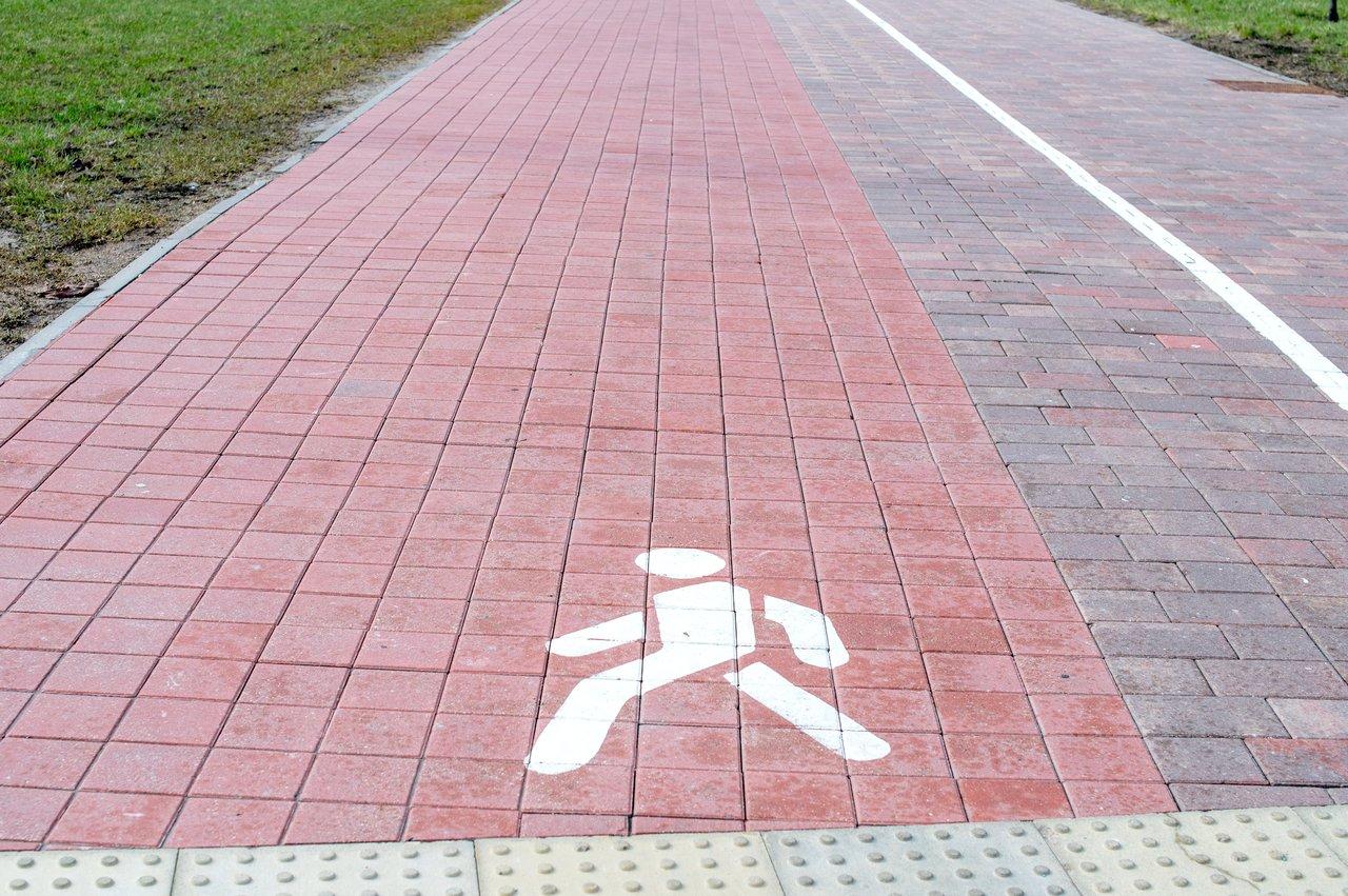 Panneaux de signalisation indiquant une zone piétonne pour garantir la sécurité et la circulation en centre-ville.