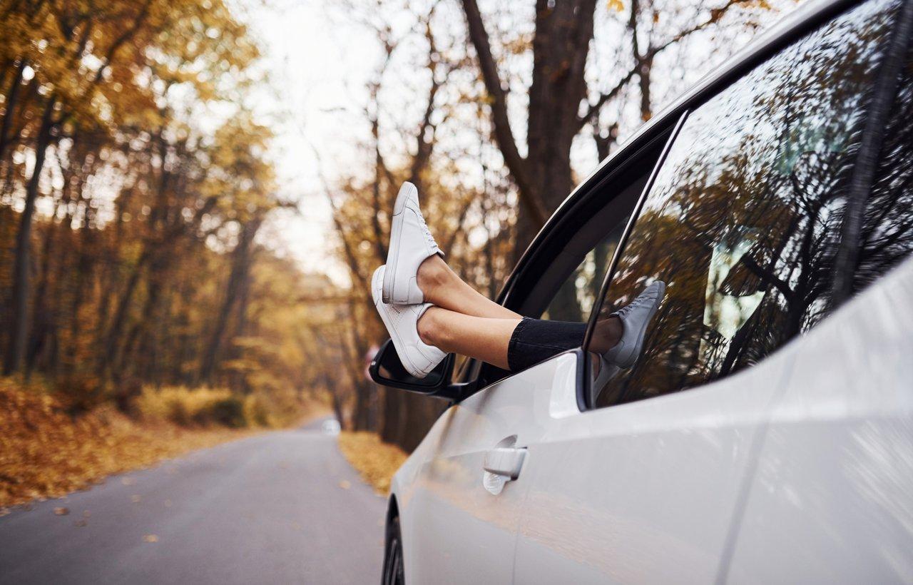 Panneaux solaires sur un campervan en automne, parfaits pour un road trip écologique en camping-car.