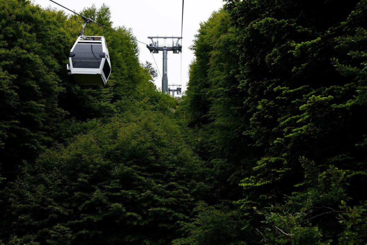 Parking relais écologique moderne avec panneaux solaires et stationnement sécurisé pour vélos, favorisant une mobilité durable.