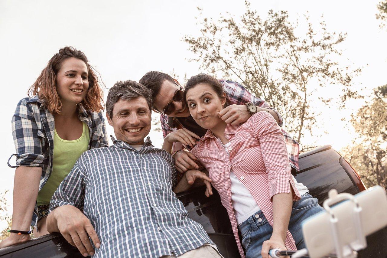 Passagers souriants en covoiturage sur une route française, illustrant la pratique du carpooling happy passengers car road.