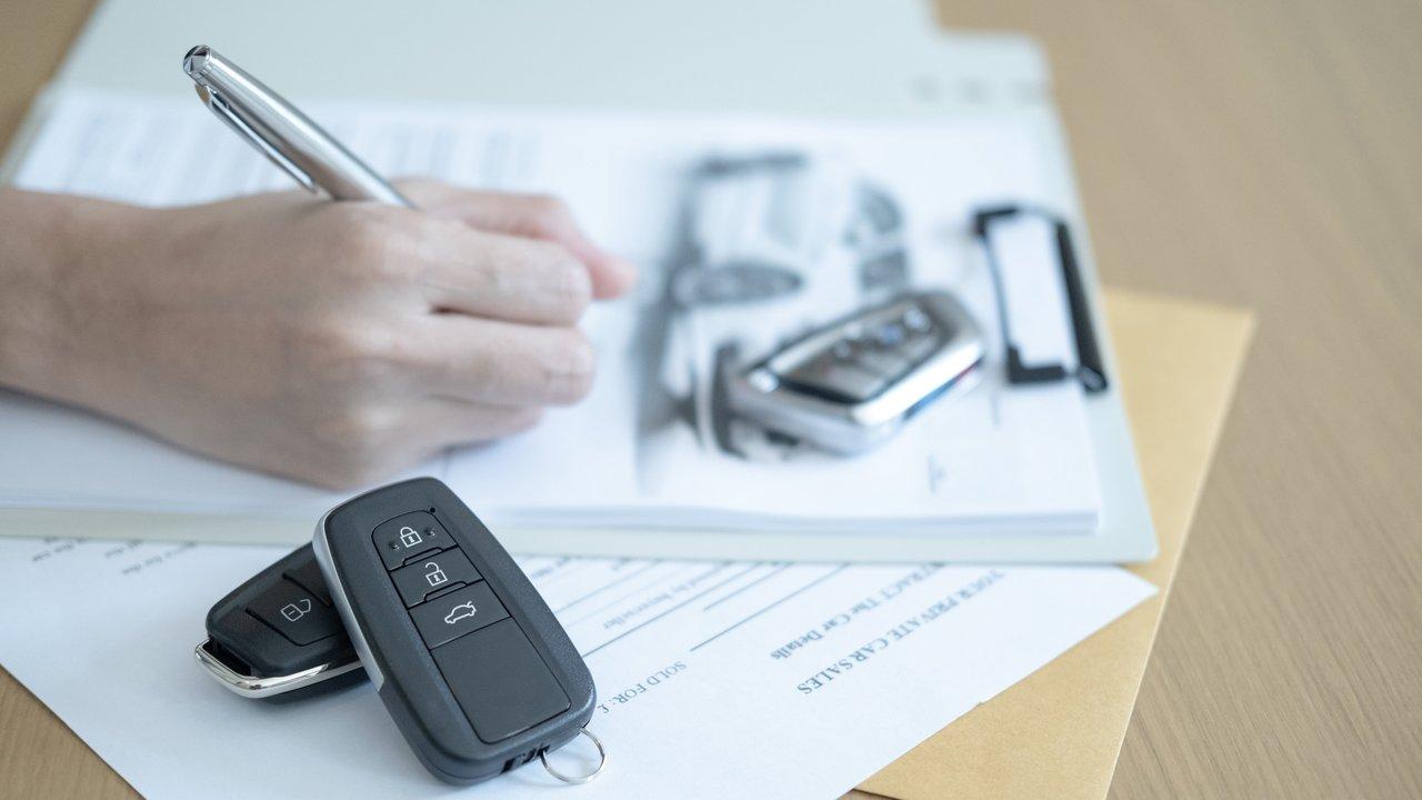 Personne effectuant une démarche de car registration online via le site officiel ANTS sur ordinateur portable.