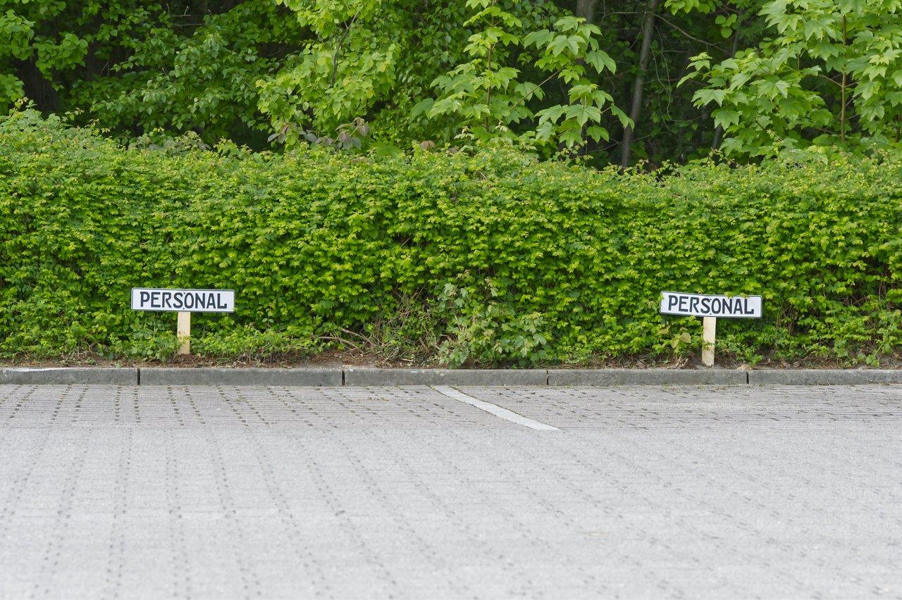 Places réservées dans un parking résidentiel avec signalisation claire et accès adapté aux personnes handicapées.