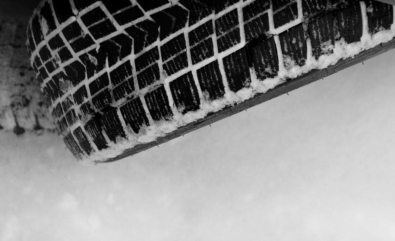 Pneus hiver 3PMSF avec pictogramme montagne et flocon en zone montagneuse enneigée, essentiels pour la sécurité.