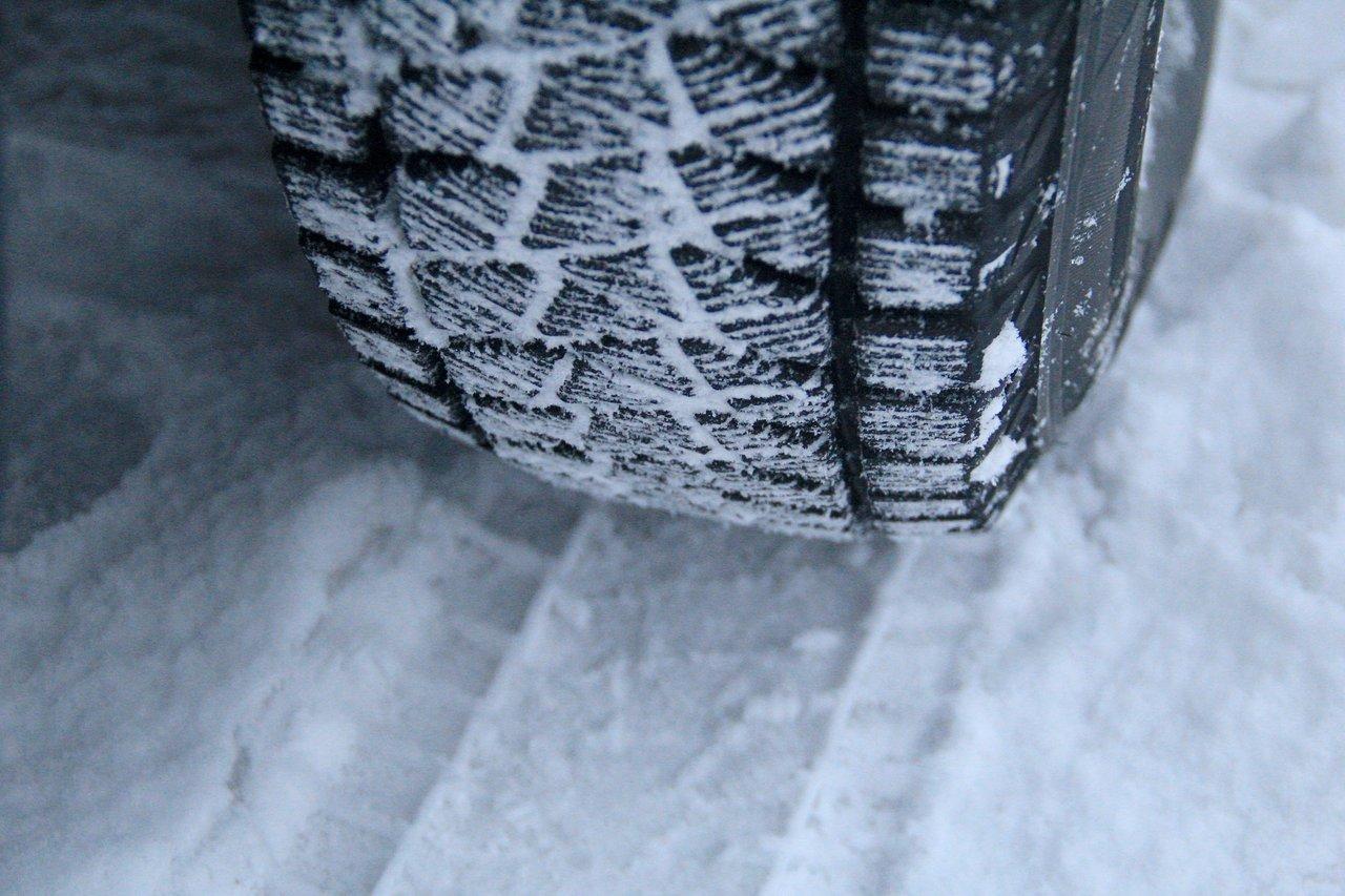 Pneus hiver assurant une excellente adhérence sur une route enneigée pour une conduite sécurisée.