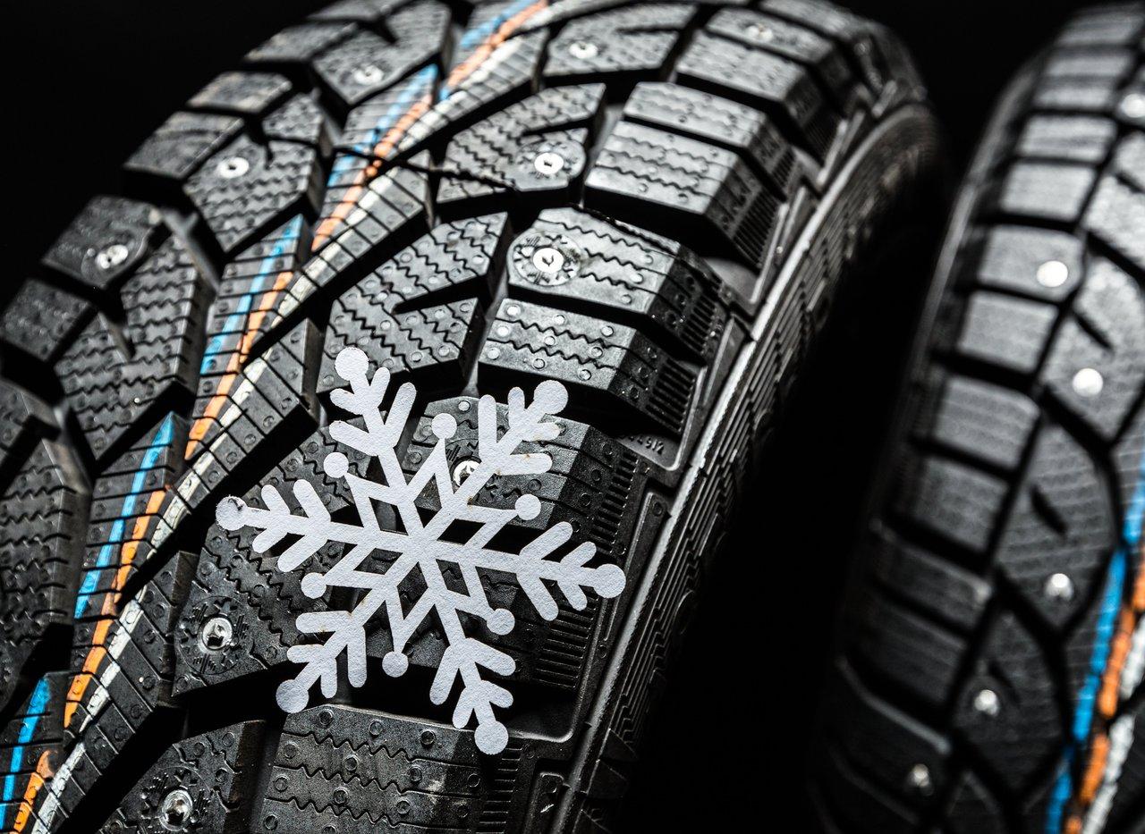 Pneus hiver sur neige en montagne, panneaux B58/B59 pour une conduite en toute sécurité.