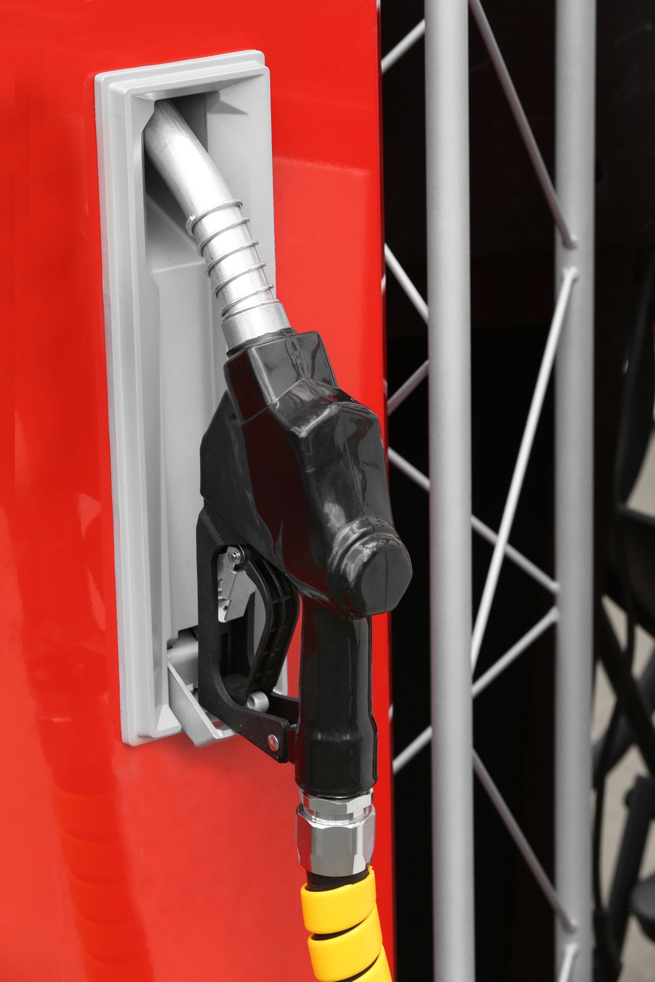 Pompe E10 en gros plan et camion roulant au B100 dans une station-service professionnelle, flotte en activité