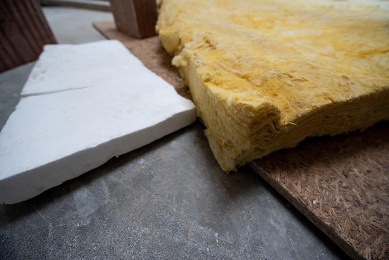 Pose d'isolation thermique combinée Armaflex et laine de bois dans un campervan pour une meilleure efficacité énergétique.