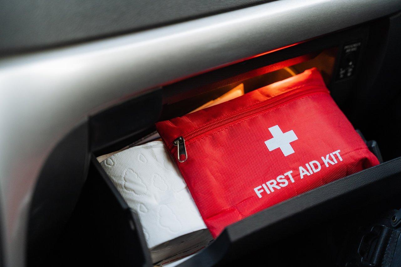Préparation du kit de secours pour voiture, essentiel pour la sécurité et la gestion des urgences routières en 2025.