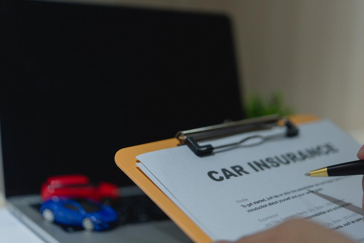 Preuve d’assurance temporaire pour l’immatriculation d’une voiture avec plaque WW en cours.