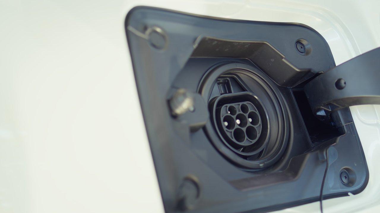 Prise en charge rapide d’un SUV électrique, illustrant la recharge rapide sur une borne moderne en contexte écologique.