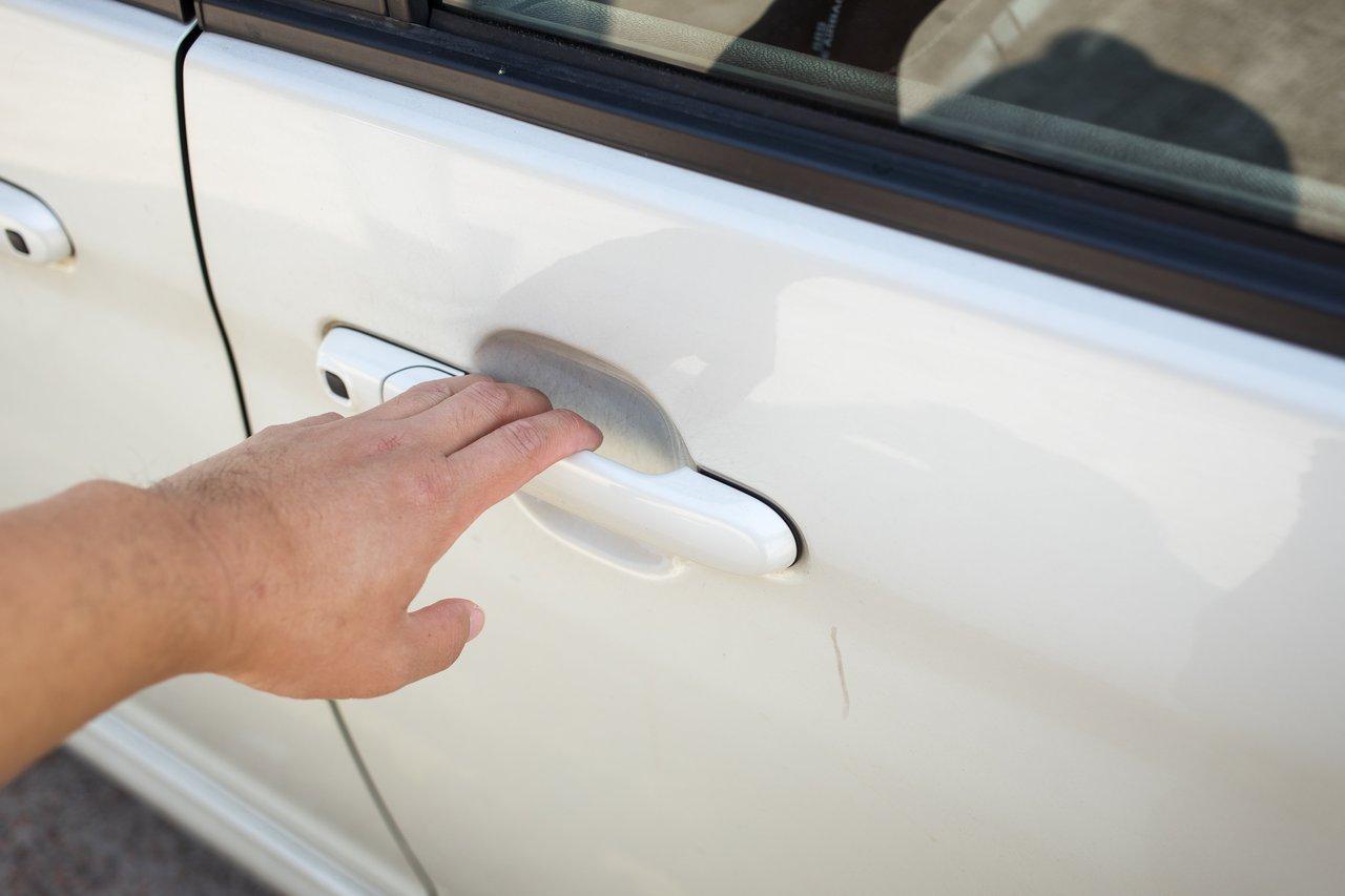 Protecteurs de poignées de porte de voiture pour éviter les rayures, faciles à poser et disponibles en divers matériaux.