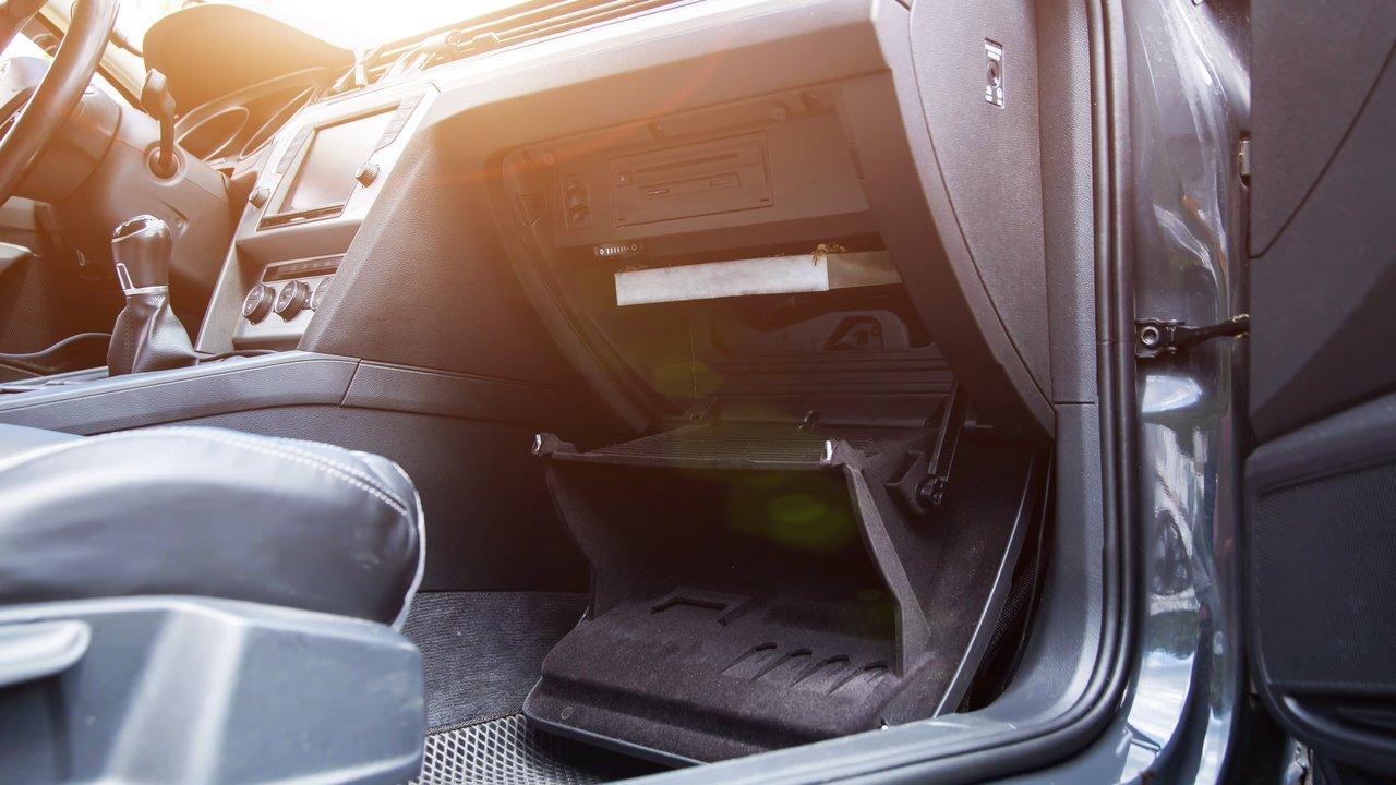 Purificateur d’air intérieur pour voiture utilitaire fixé à l’appuie-tête, améliore la qualité de l’air en déplacement.