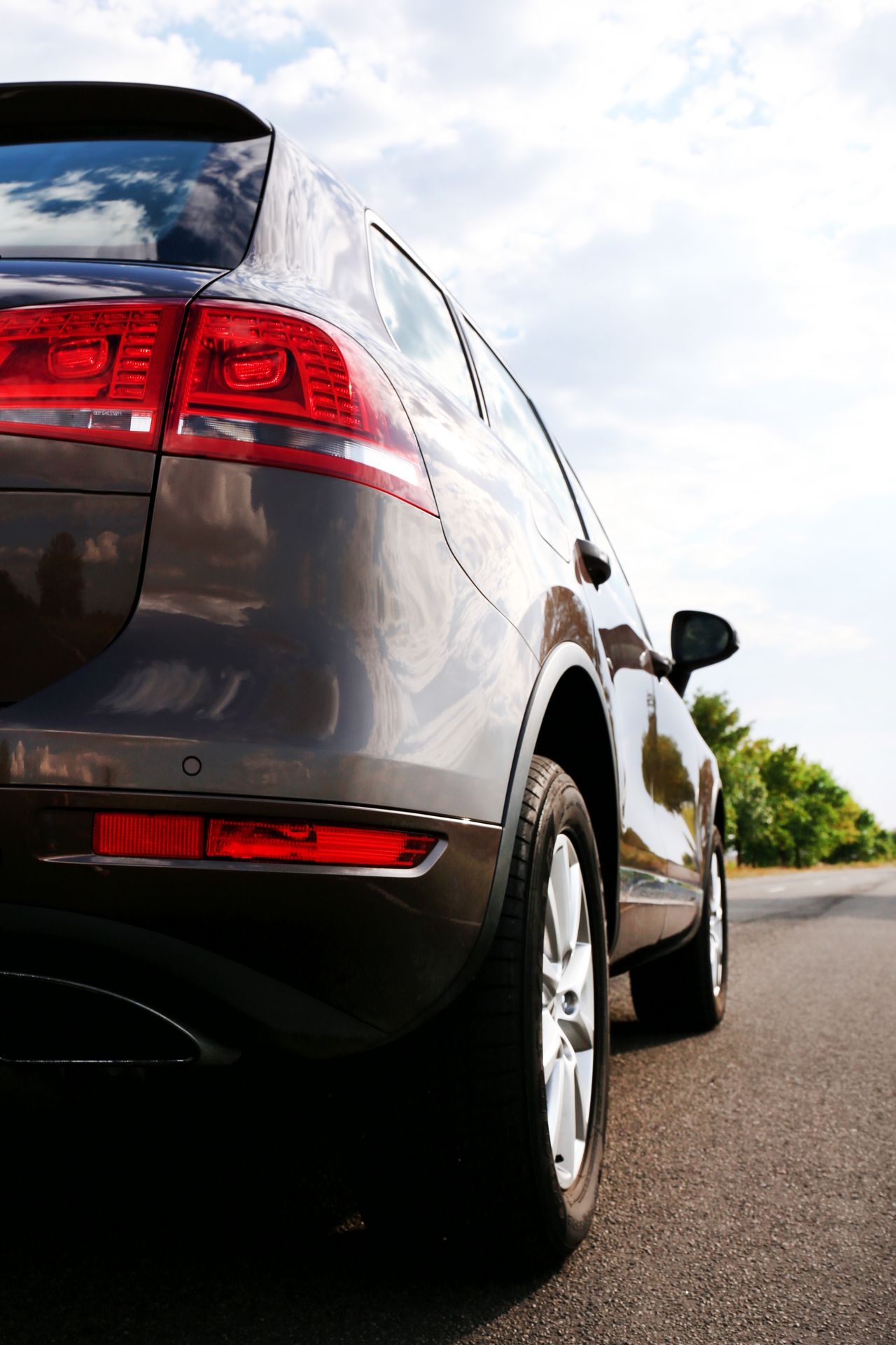 Quatre SUV hybrides rechargeables alignés sur route moderne, éclairage naturel mettant en valeur design écologique.