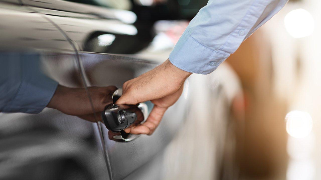 Remise des clés d’une voiture électrique neuve lors de la revalorisation du bonus écologique 2025.