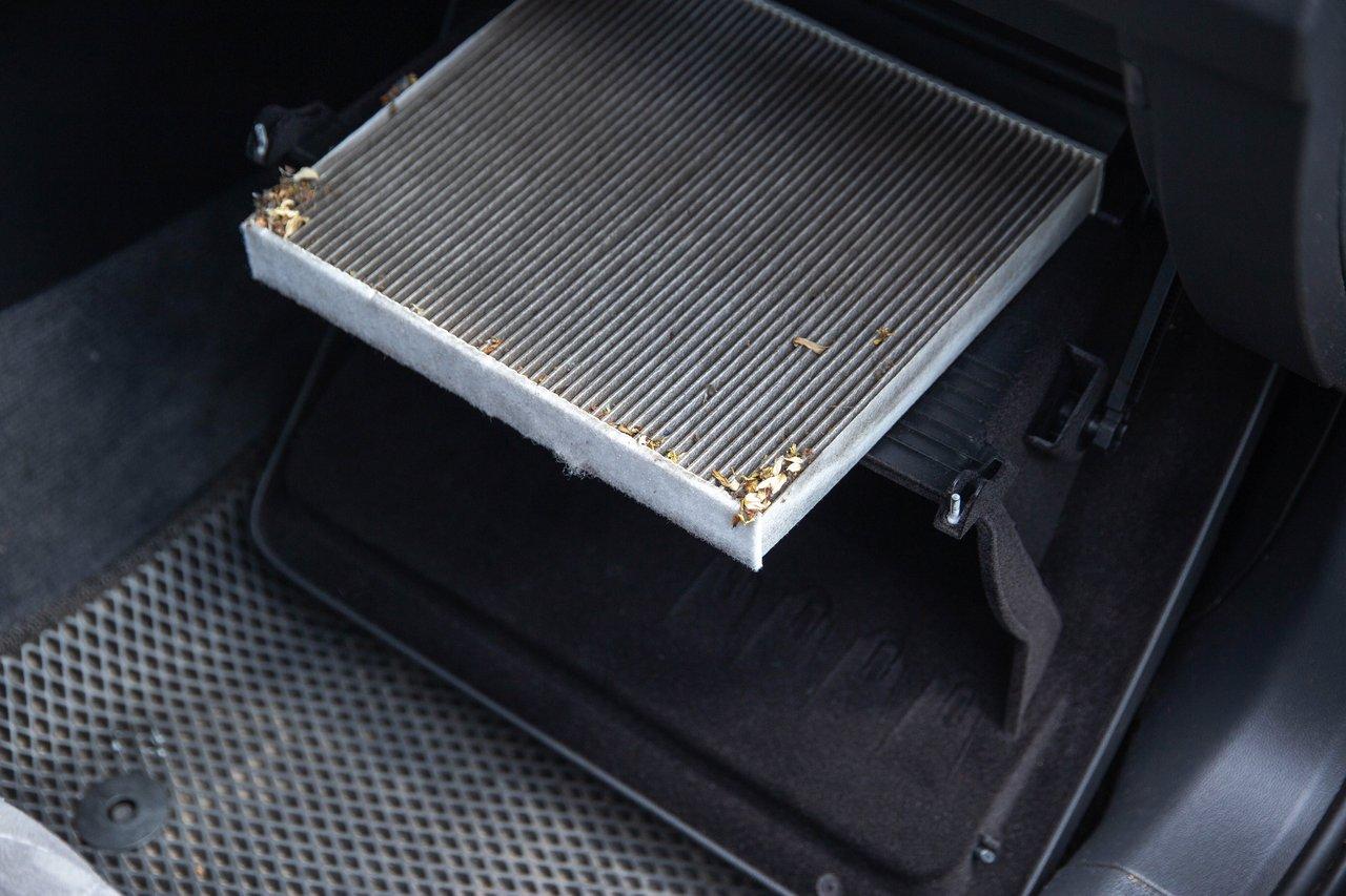 Remplacement du filtre d'habitacle de voiture pour une meilleure qualité de l'air intérieur.