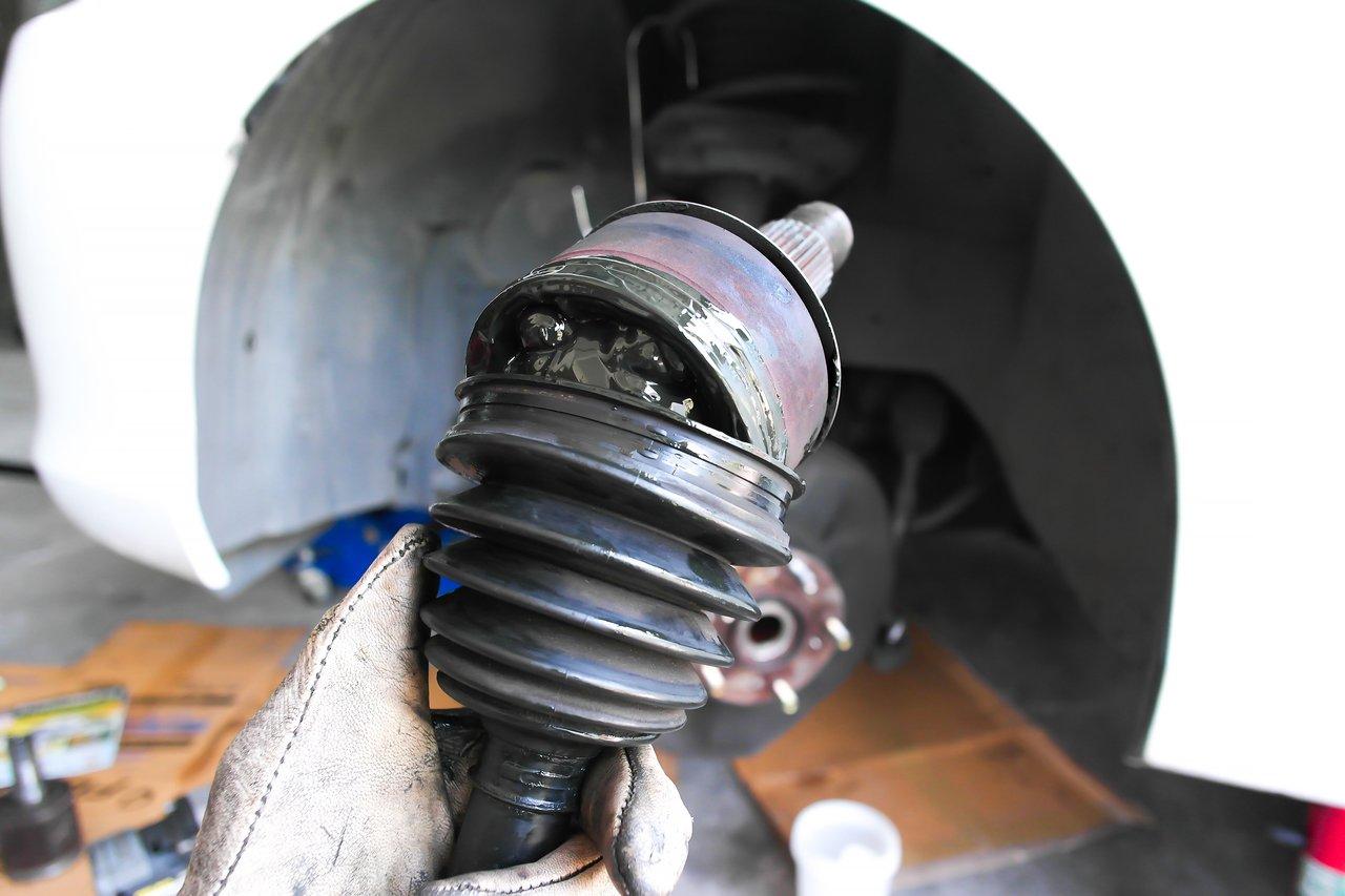 Remplacement d’un cardan sur Volkswagen Golf 7 dans un garage équipé professionnel, garantissant sécurité et performance.