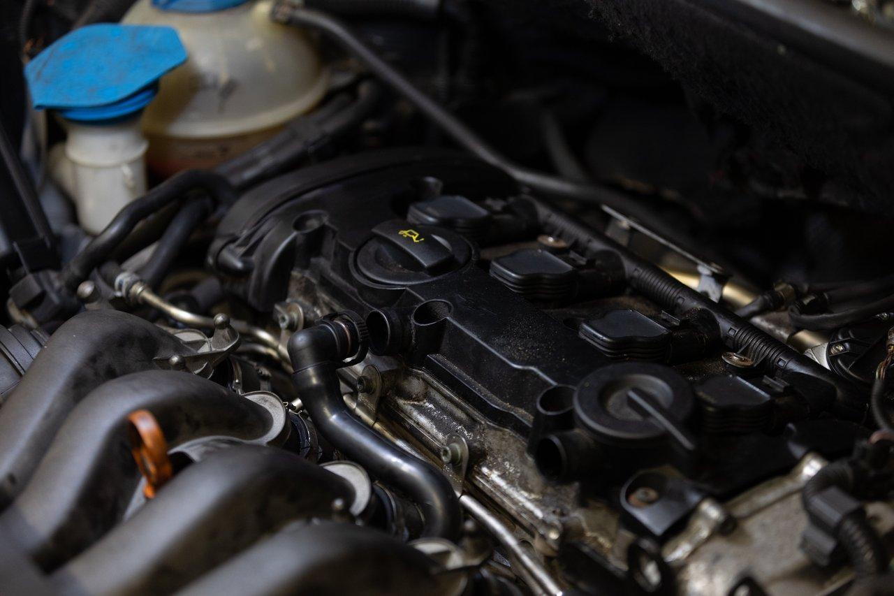 Renault Mégane diesel d’occasion sur pont d’entretien, illustrant le coût annuel de maintenance auto diesel.