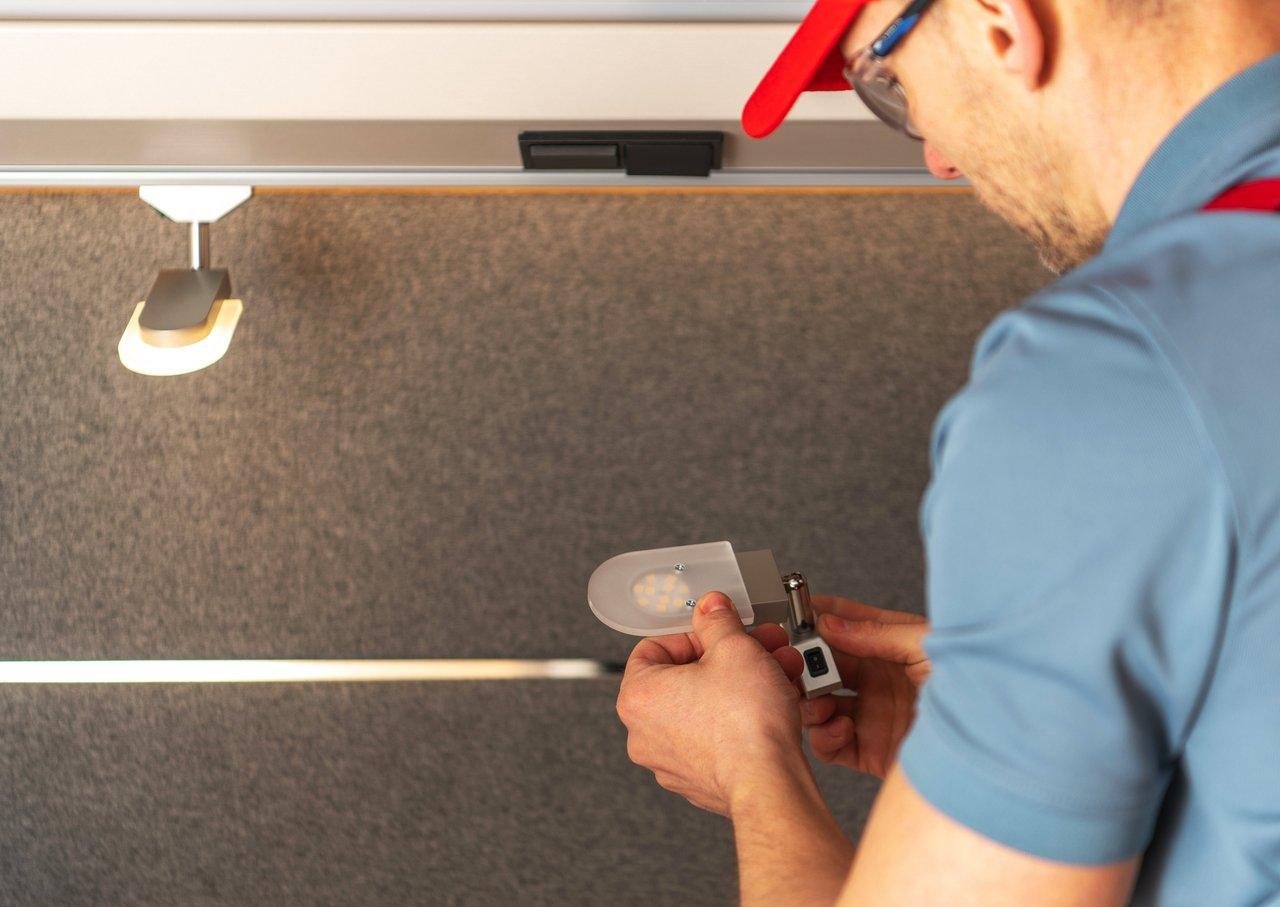 Rénovation d’un camping-car électrique avec un retrofit électrique d’éclairage LED moderne et efficace.