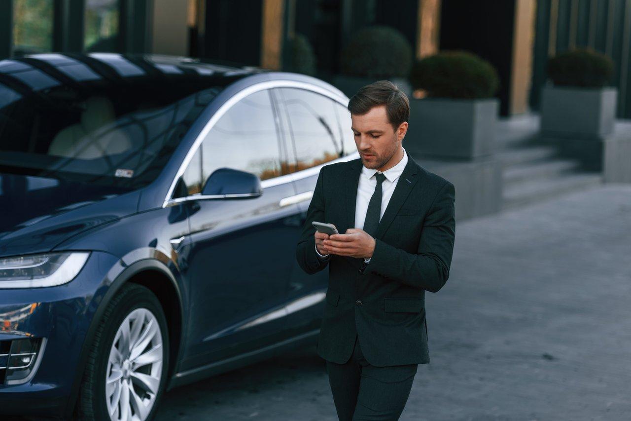 Réservation d'une voiture partagée en milieu urbain via une application mobile pour une mobilité pratique.