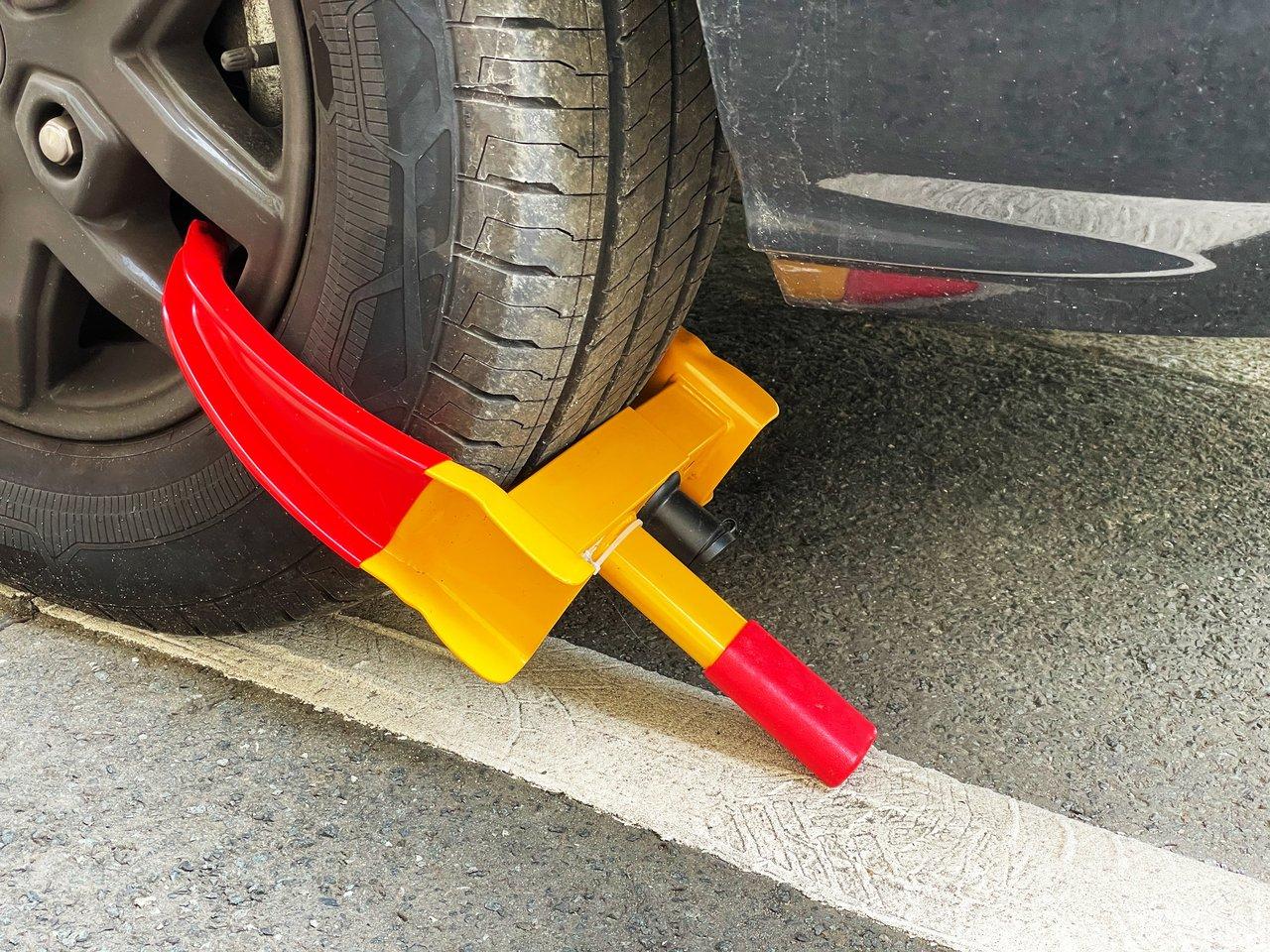 Sabot de roue de caravane bien visible, une solution efficace pour renforcer la sécurité contre le vol.