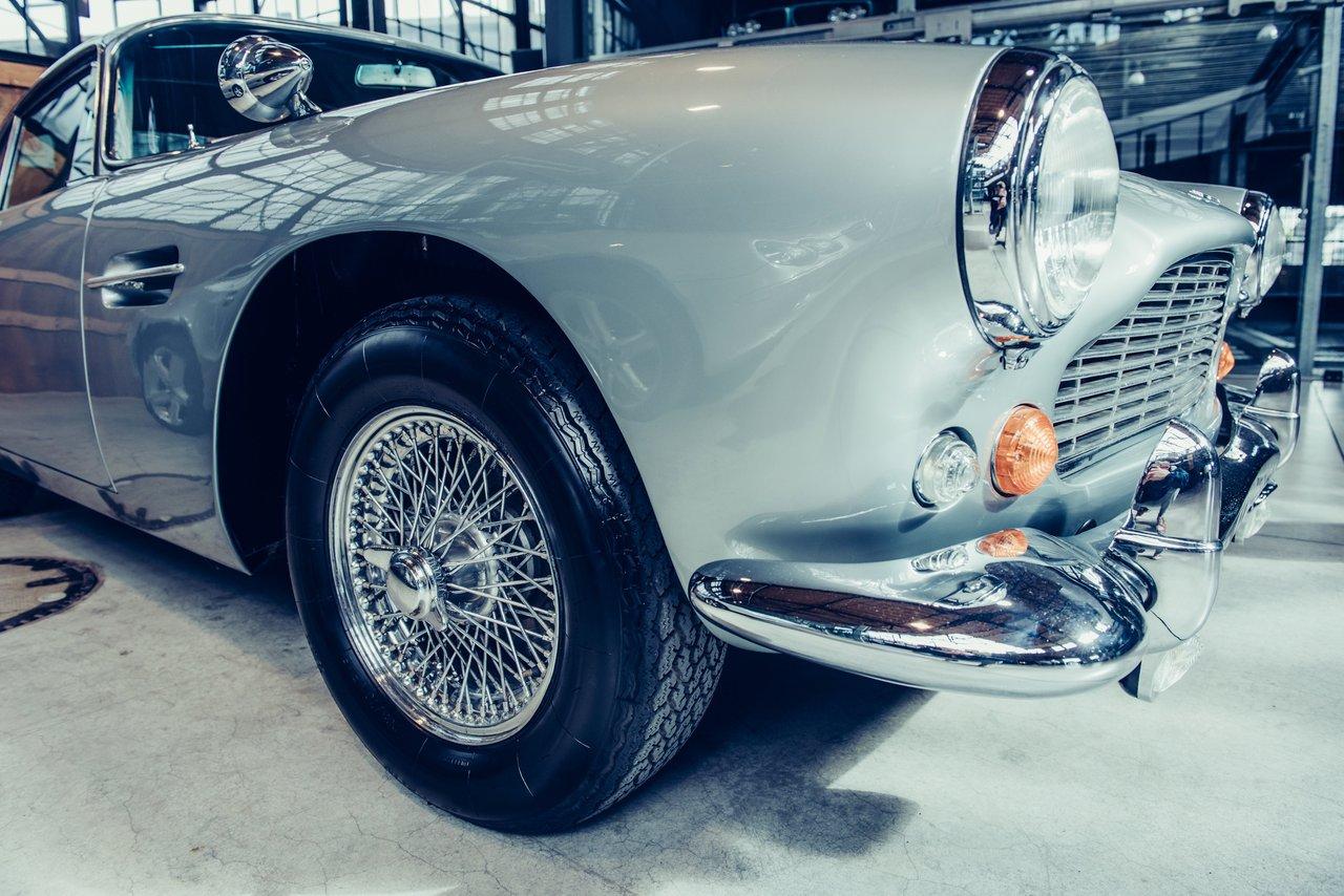 Salon automobile automne 2025 : voitures électriques et classiques exposées lors d’un auto show electric classic cars