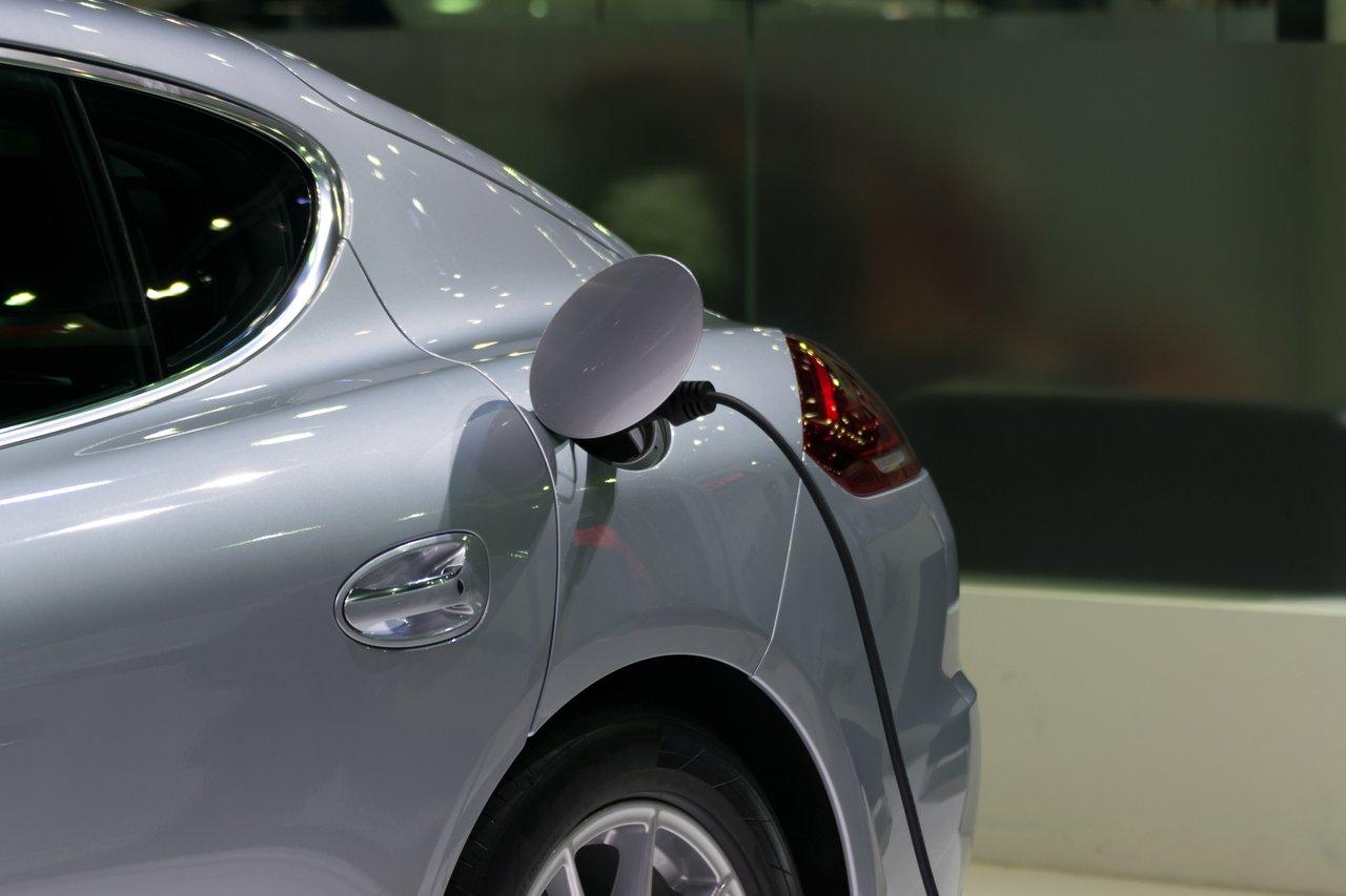 Salon automobile de Lyon 2025 : véhicule électrique en charge lors du show auto.