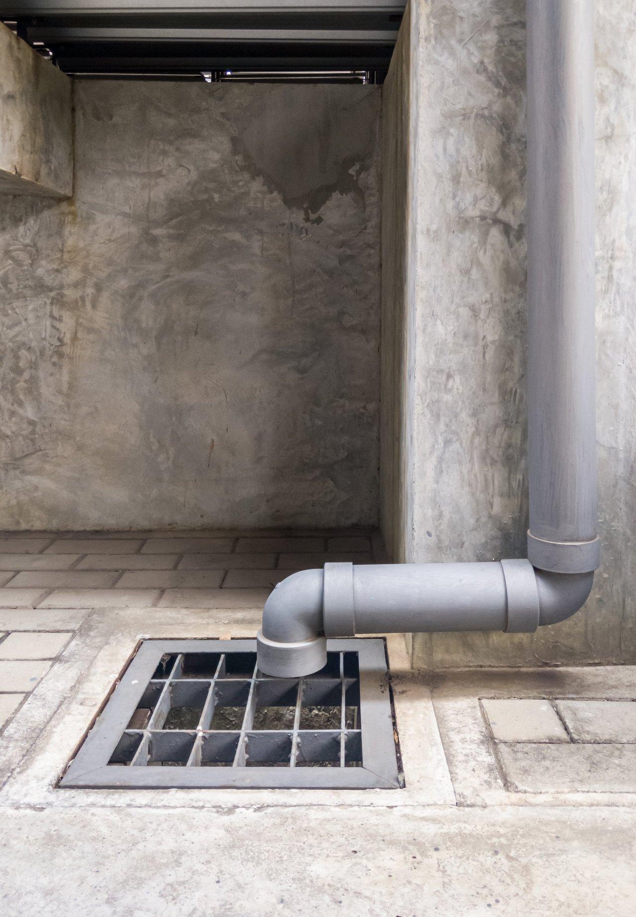 Schéma de drainage de porte : solins, larmiers et évacuation pour prévenir infiltrations d’eau.
