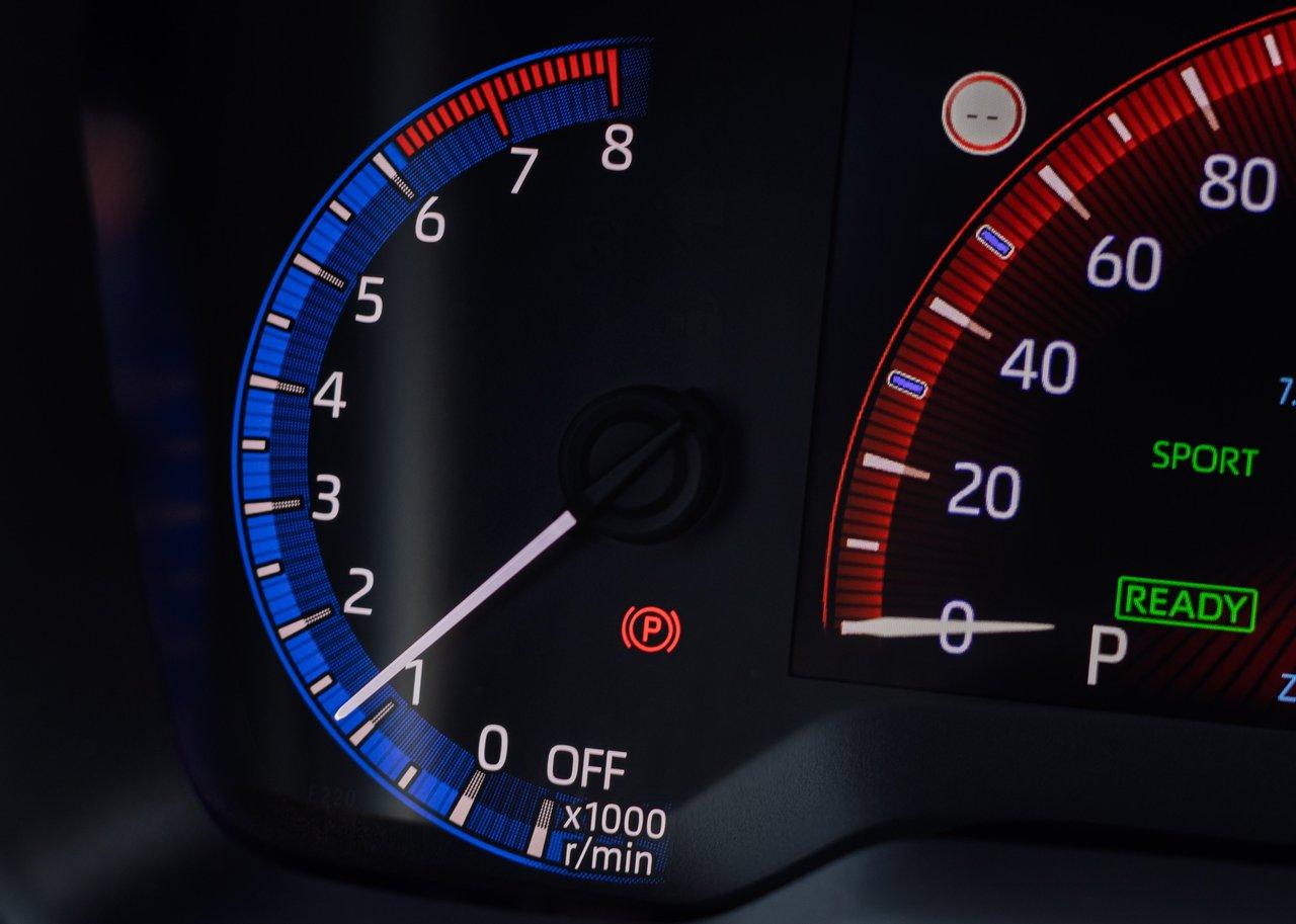 Schéma illustrant le fonctionnement du freinage régénératif avec moteur électrique, batterie et frein mécanique.