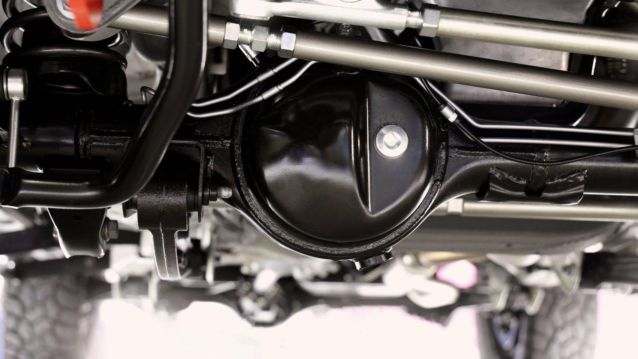 Schéma illustrant les composants clés du système suspension, notamment amortisseurs et coupelles, pour la sécurité automobile.