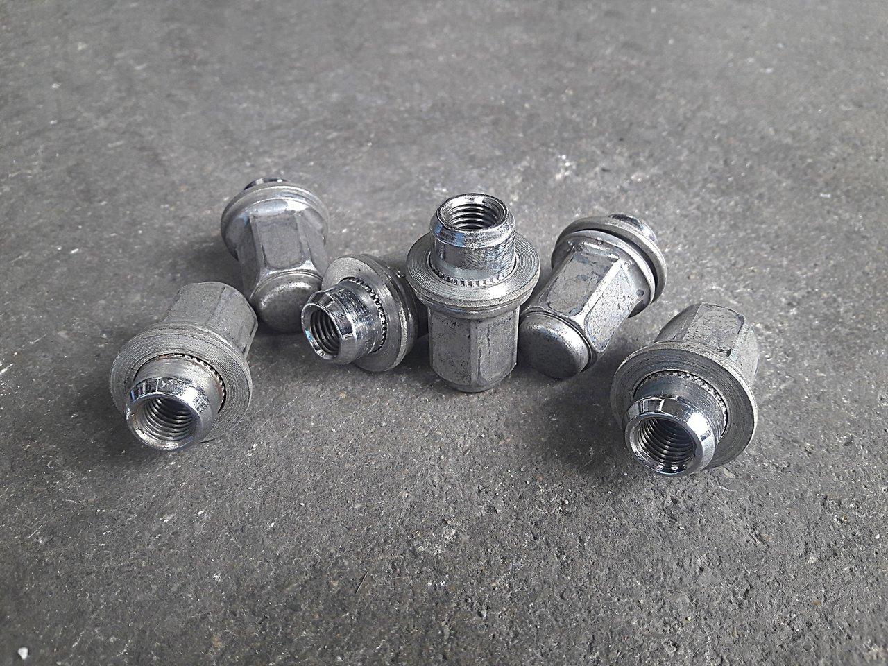 Set d'écrous antivol pour roues de voiture avec clés spéciales, essentiel pour sécuriser vos jantes efficacement.