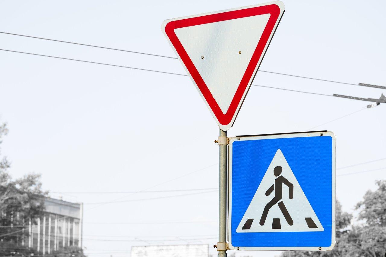 Signalisations urbaines de circulation en 2025 : zones restreintes, limitations de vitesse et passages piétons.