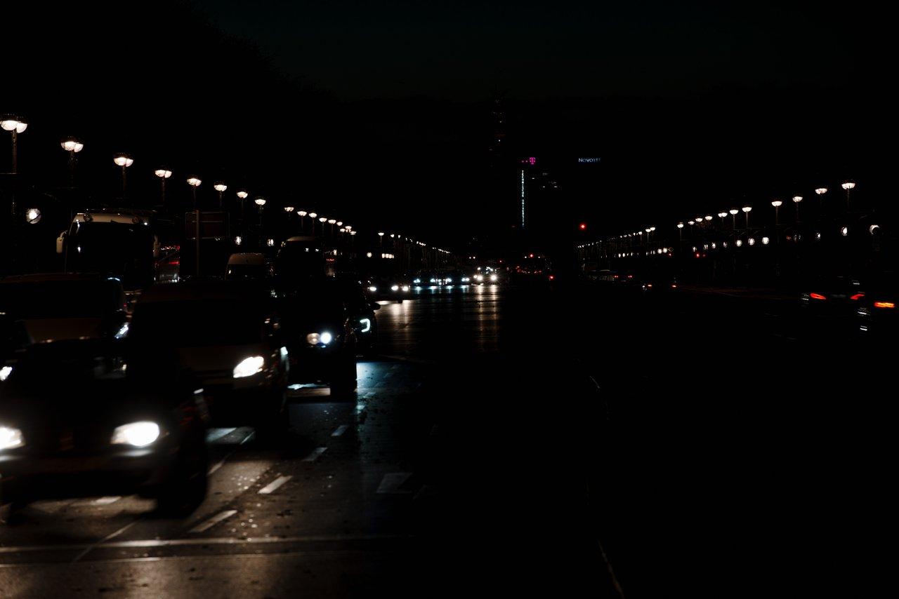 Silhouettes de voitures électriques innovantes sur fond urbain, illustrant les tendances des modèles 2025.
