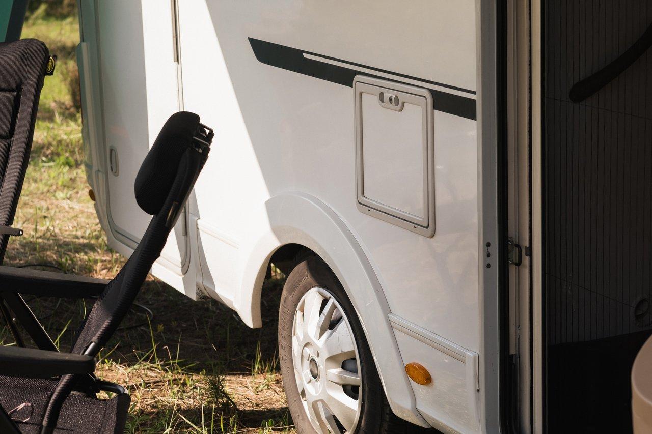 Station de recharge électrique pour camping-car dans un camping breton, idéale pour voyager en toute autonomie.