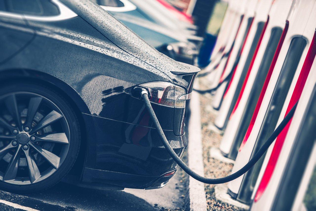 Station de recharge pour voitures électriques dans un parking urbain moderne, facilitant la transition vers une mobilité durable.