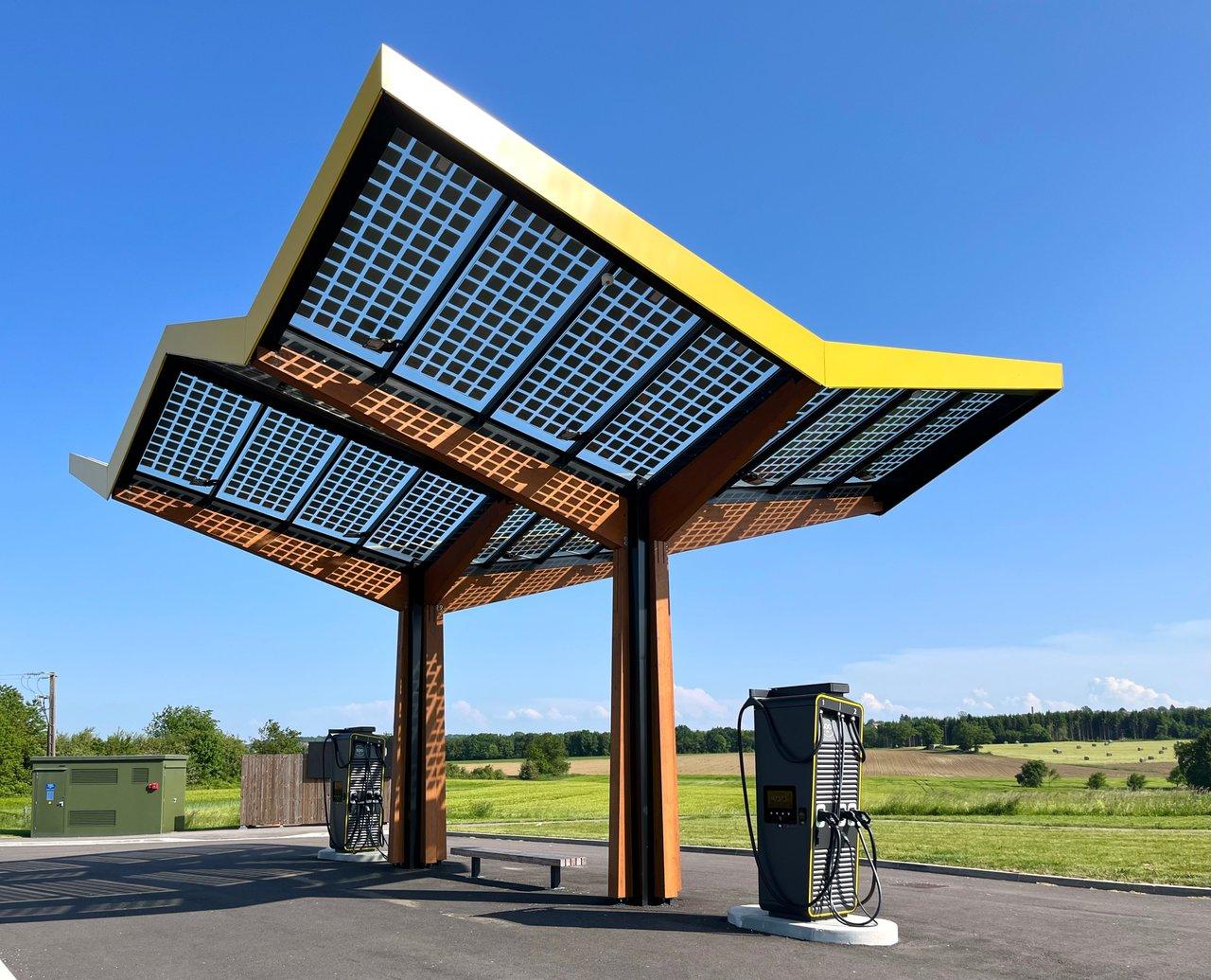 Station de recharge ultra-fast pour véhicules électriques en milieu urbain, symbolisant l'innovation dans l'automobile française.