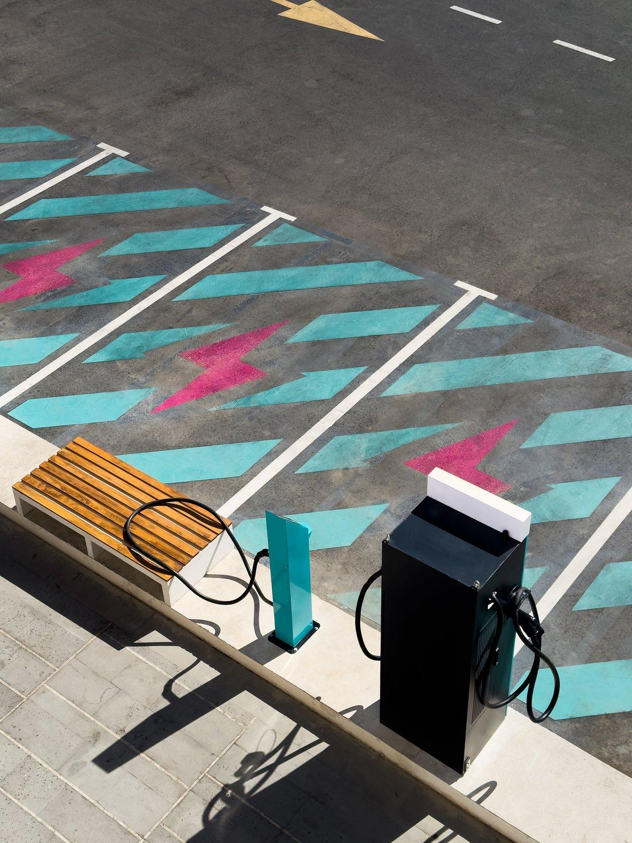 Station de recharge ultra-rapide pour véhicules électriques dans un centre commercial, intégrant la technologie Vehicle-to-Grid.