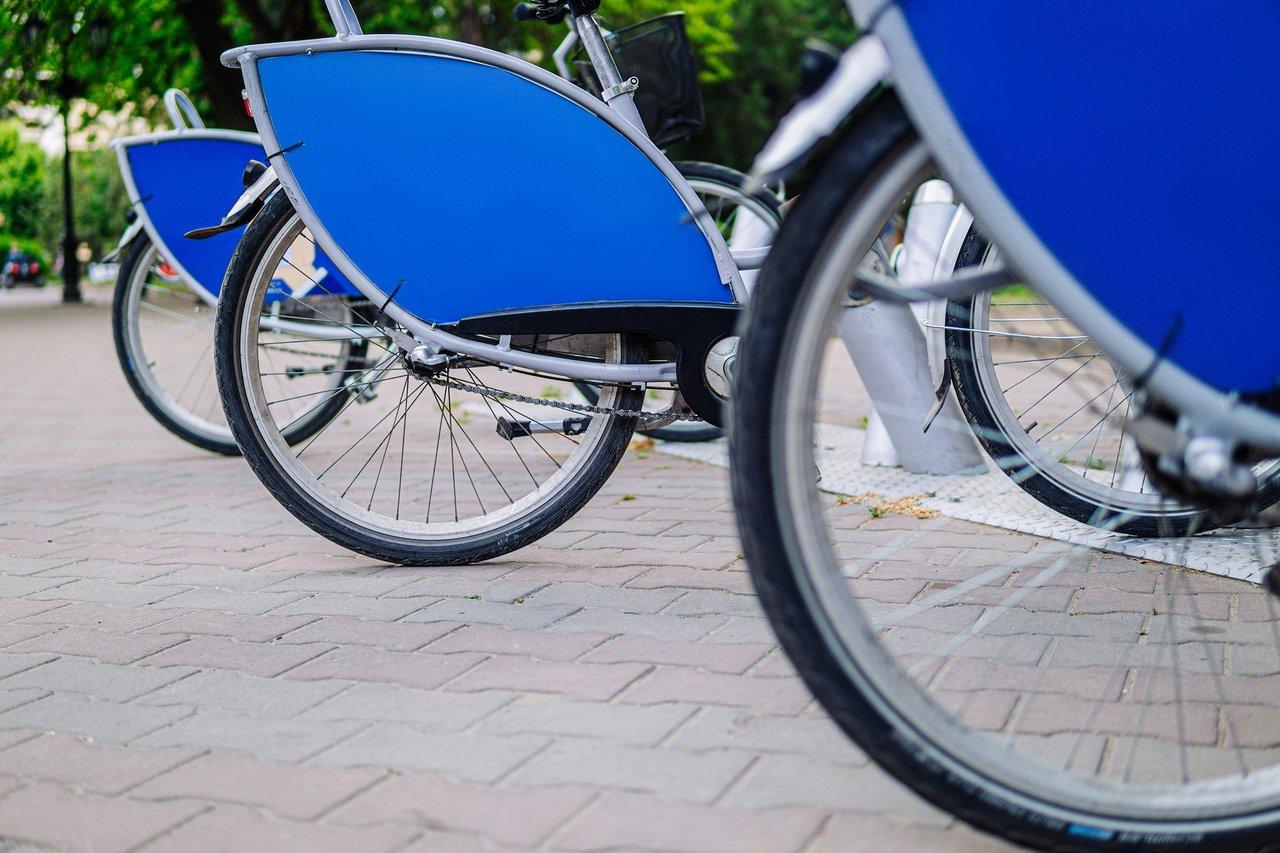 Station d'urban bike sharing avec vélos en location pour une mobilité urbaine durable en septembre 2025.