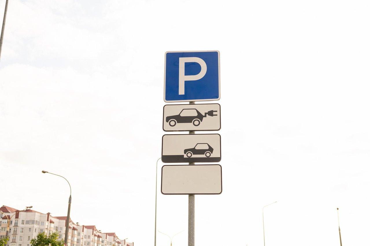 Stationnement de citadines électriques en milieu urbain, illustrant la diversité des modèles et technologies de recharge.