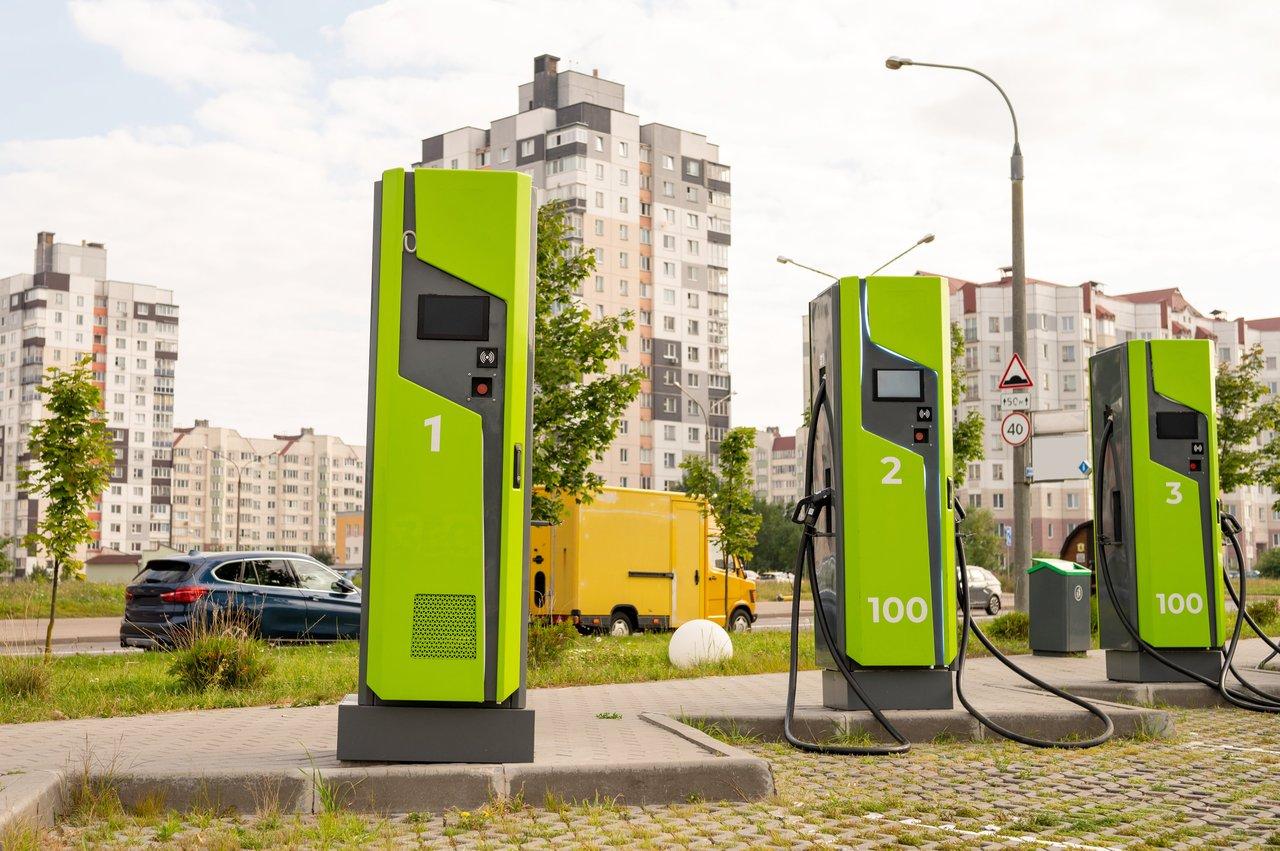 Stations de recharge électriques intelligentes modernes dans un quartier résidentiel urbain en 2025.