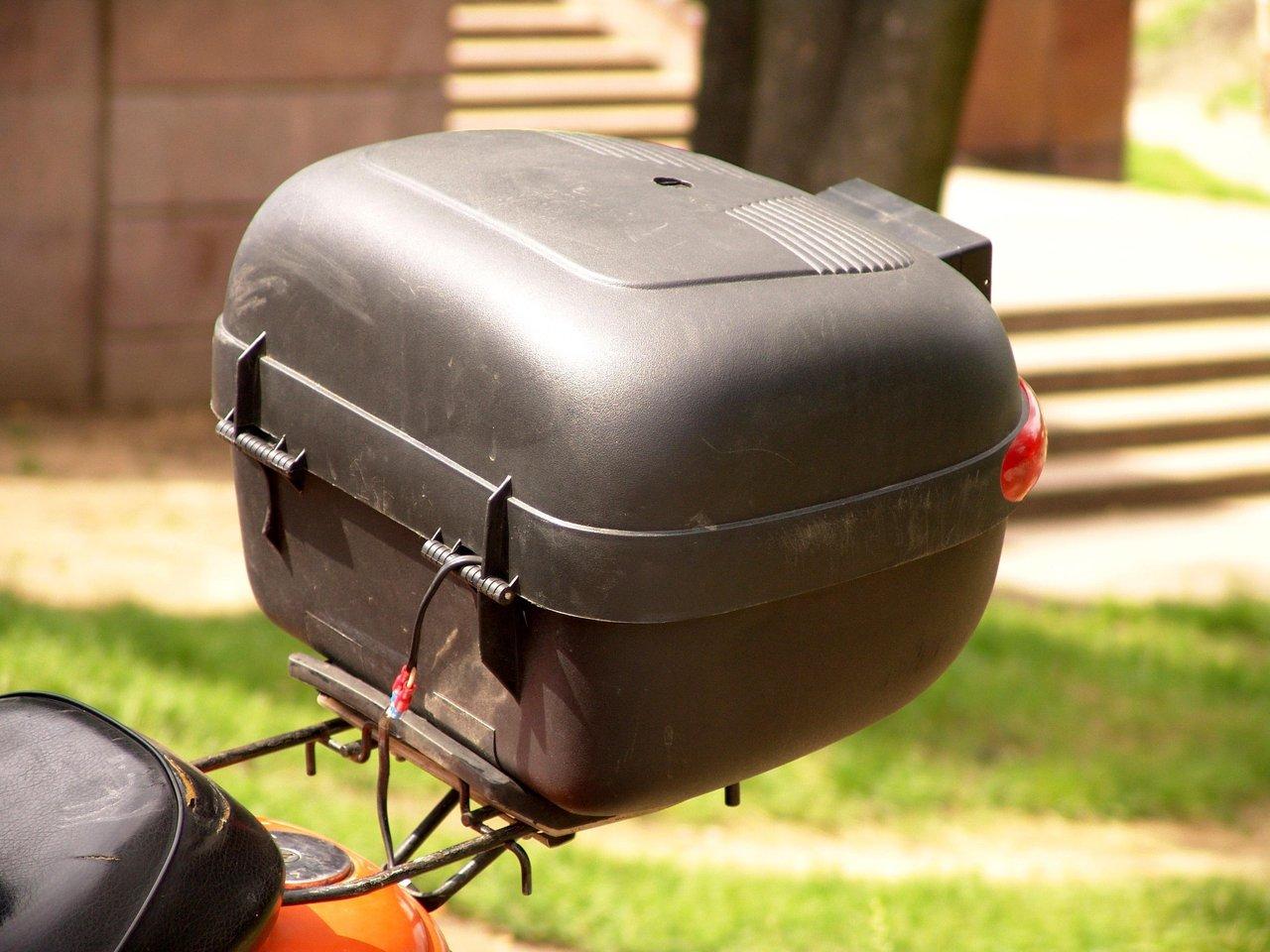 Support de rangement pour moto, le top case offre un confort optimal pour le passager en milieu urbain.