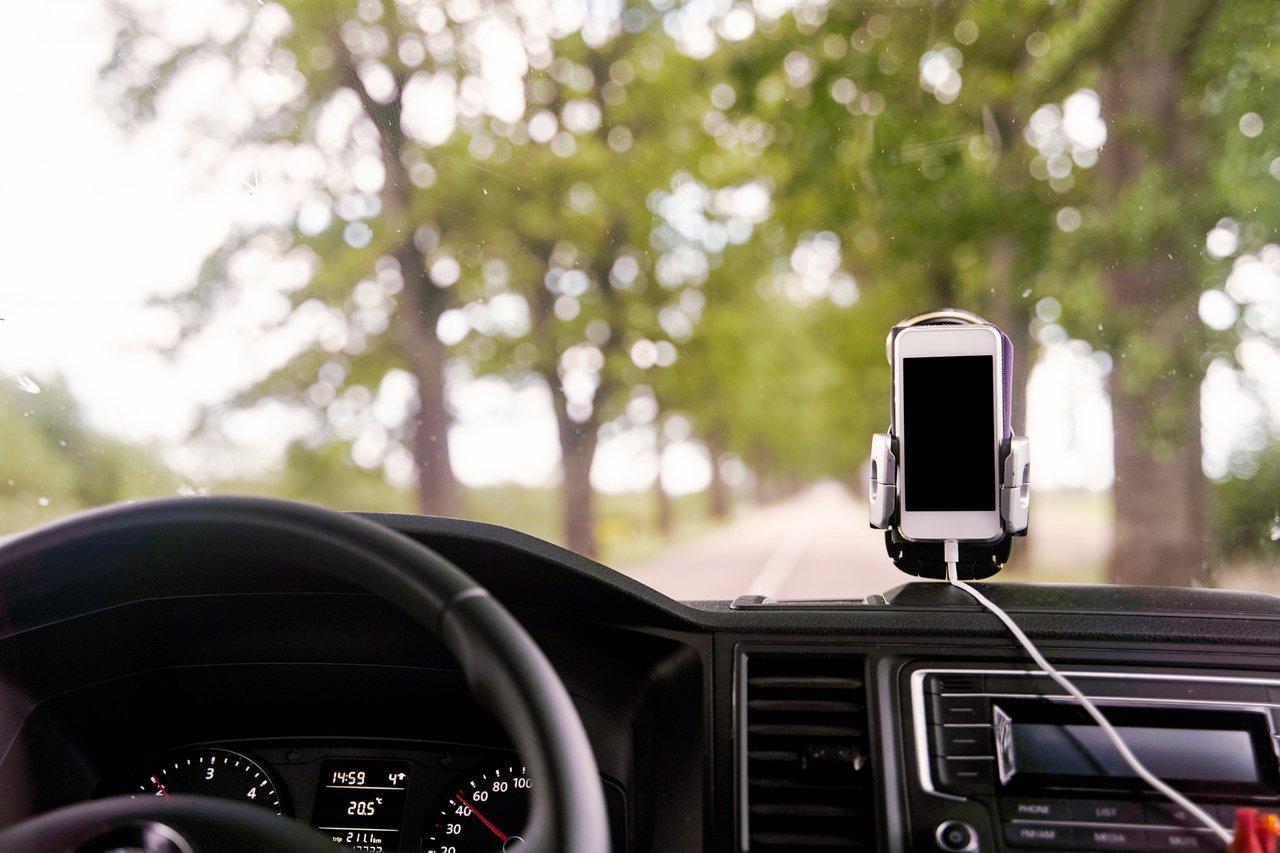 Support de smartphone magnétique avec chargement sans fil dans une voiture moderne, idéal pour une navigation pratique.