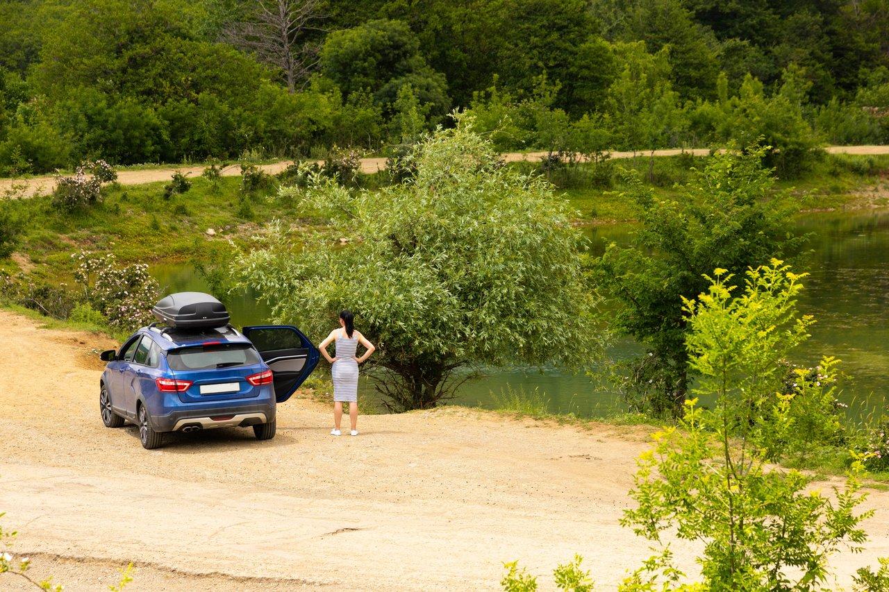 SUV coupé urbain stationné près d’un lac de montagne, idéal pour explorer la nature et la ville.