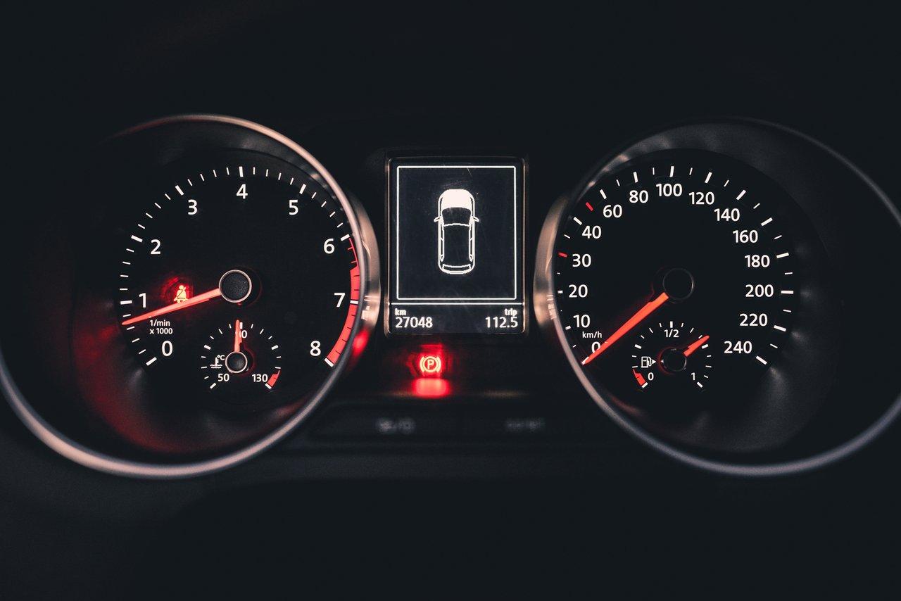 Tableau de bord automobile numérique illustrant la gestion d'une assurance auto en ligne.
