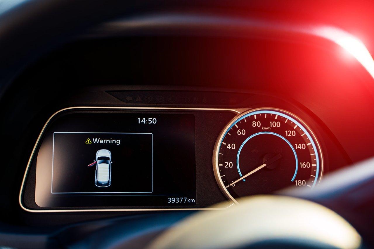 Tableau de bord d'une plug-in hybrid lors de la recharge à domicile, affichant les données de conduite et de batterie.