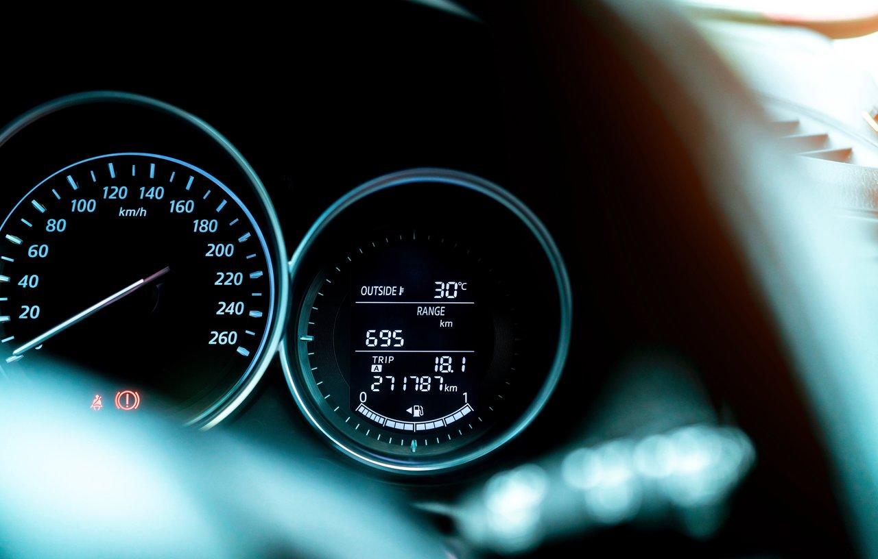 Tableau de bord indiquant une consommation de carburant optimisée pour une conduite efficace sur route.